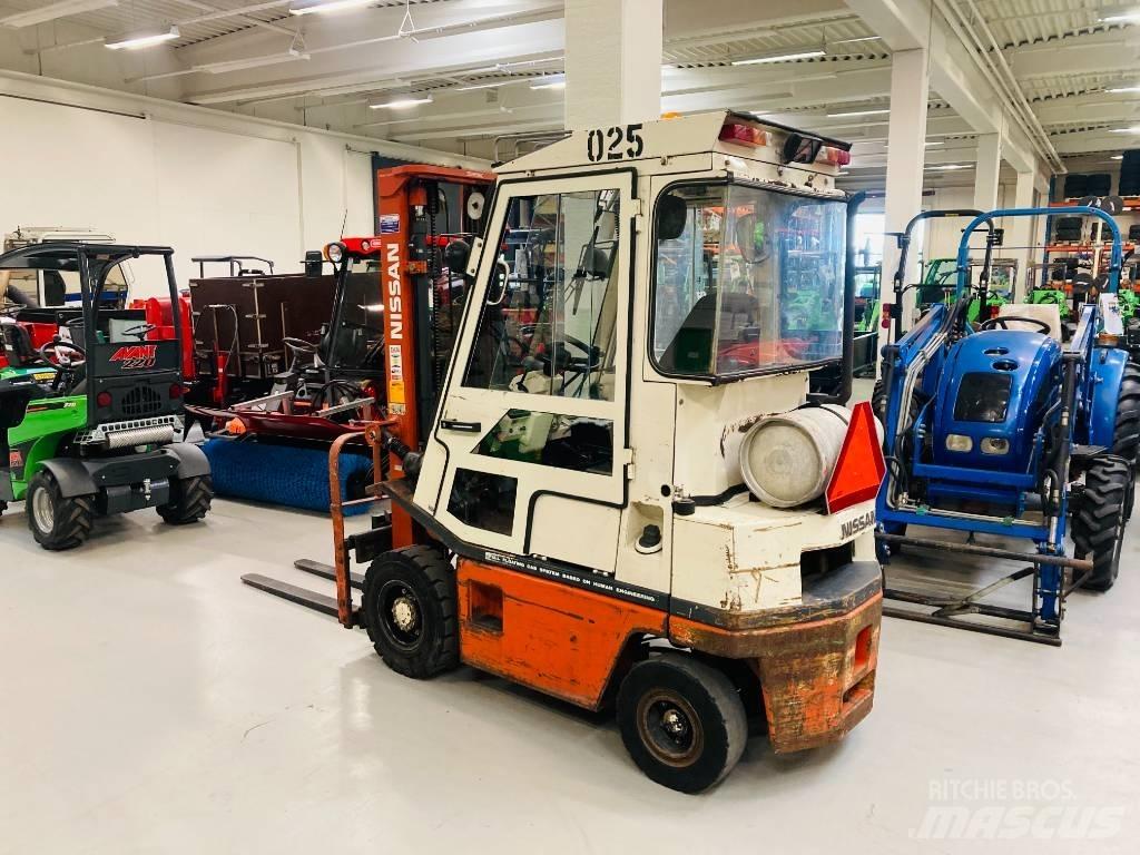 Nissan 25 Nestekaasutrukit
