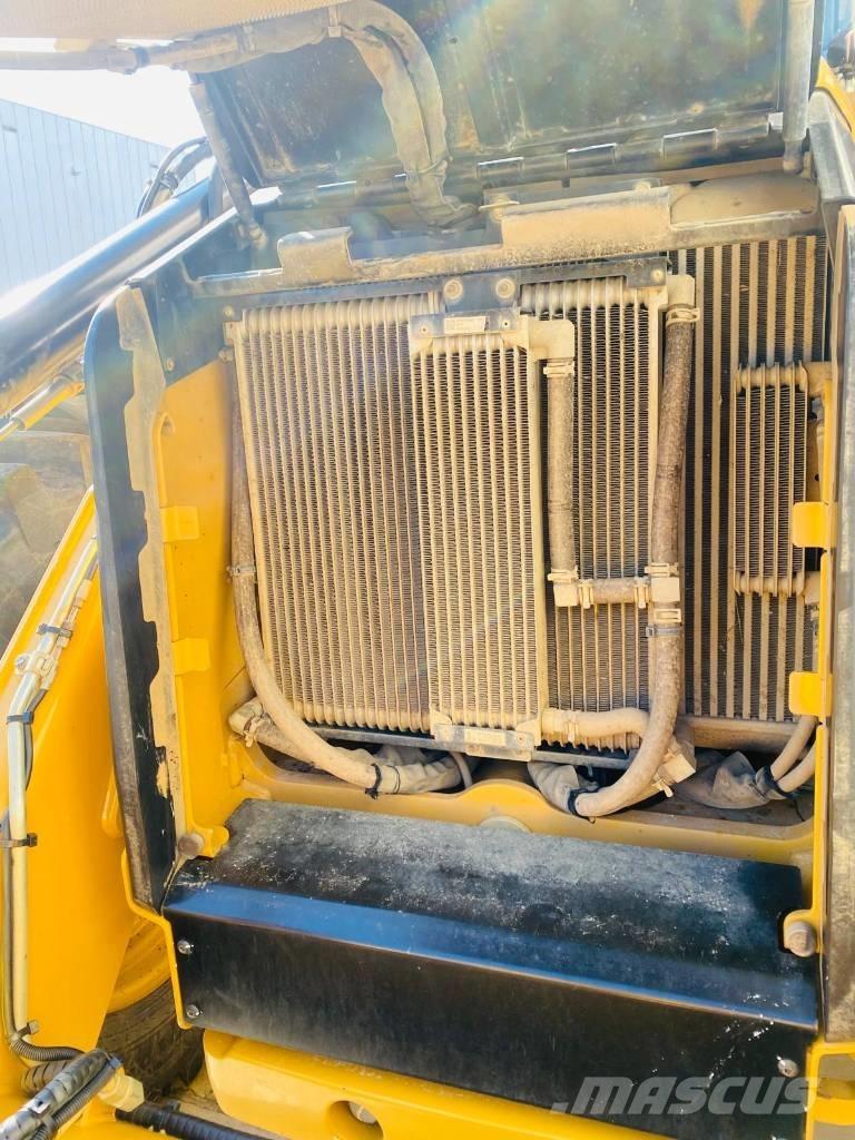 CAT 444  4x4 Kaivurikuormaajat