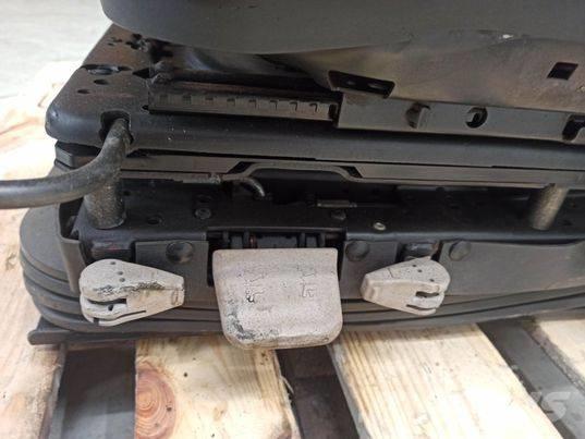Valtra N 163 chair Ohjaamo ja sisusta