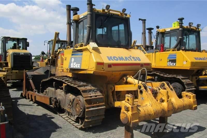 Komatsu D65 EX-16 Telaketjupuskutraktorit