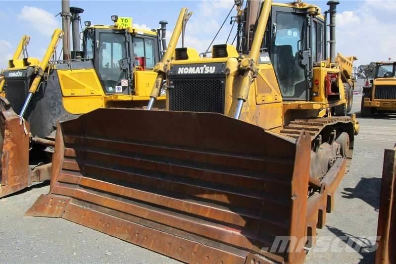 Komatsu D65 EX-16 Telaketjupuskutraktorit