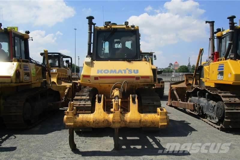 Komatsu D65 EX-16 Telaketjupuskutraktorit