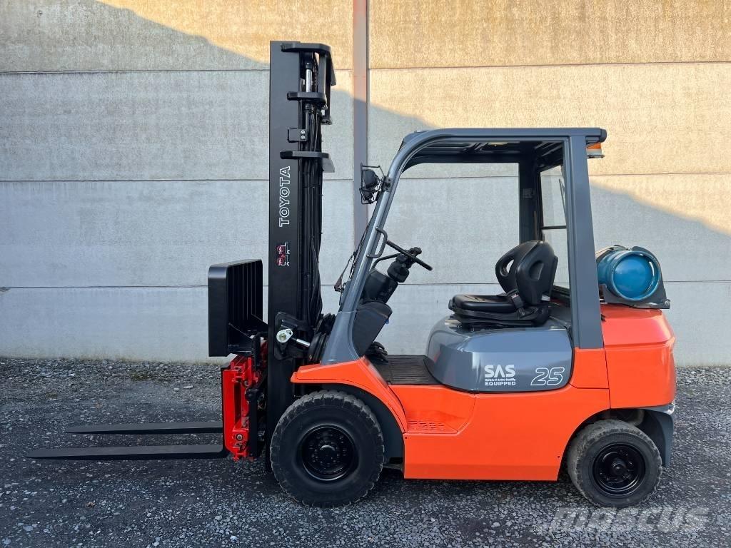 Toyota 42-7 FGF 25 Nestekaasutrukit