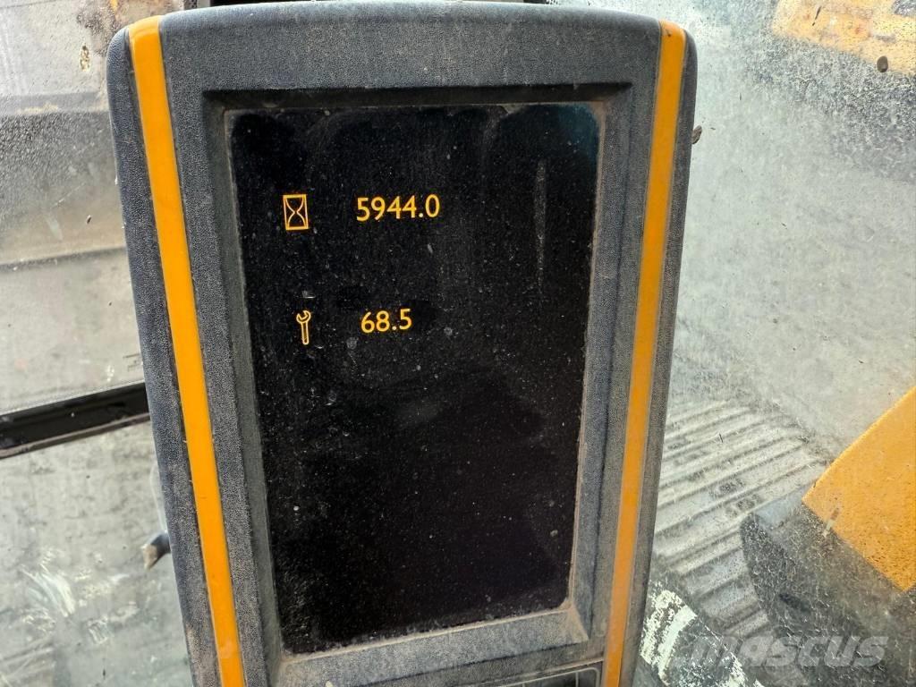 JCB JS 130 LC Telakaivukoneet