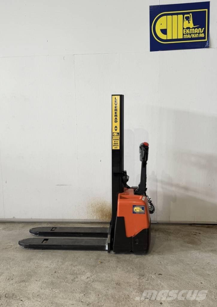 BT truck HWE 100 Ajettavat pinoamisvaunut