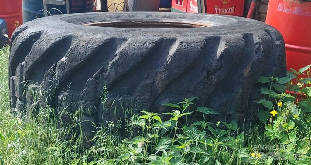 Komatsu 895 Renkaat ja vanteet