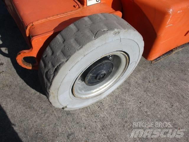 JLG E400AJP (817) Pienikokoiset itseliikkuvat puominostimet