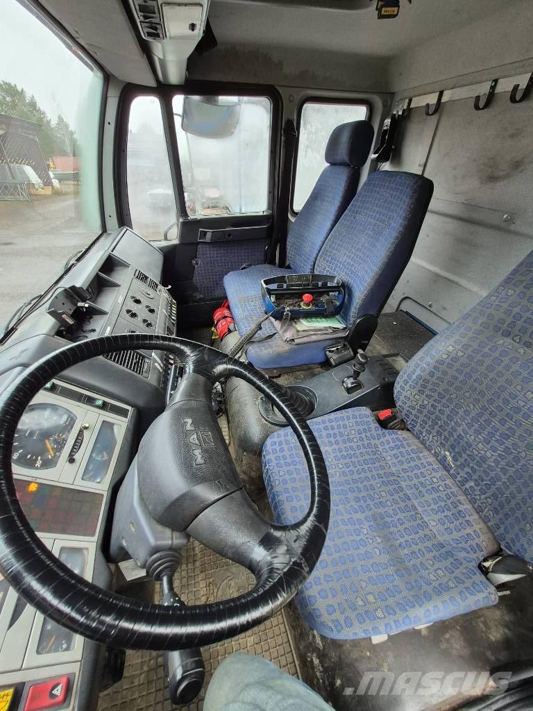 MAN LE 14.220 Nosturiautot