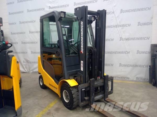 Jungheinrich TFG 320 Nestekaasutrukit