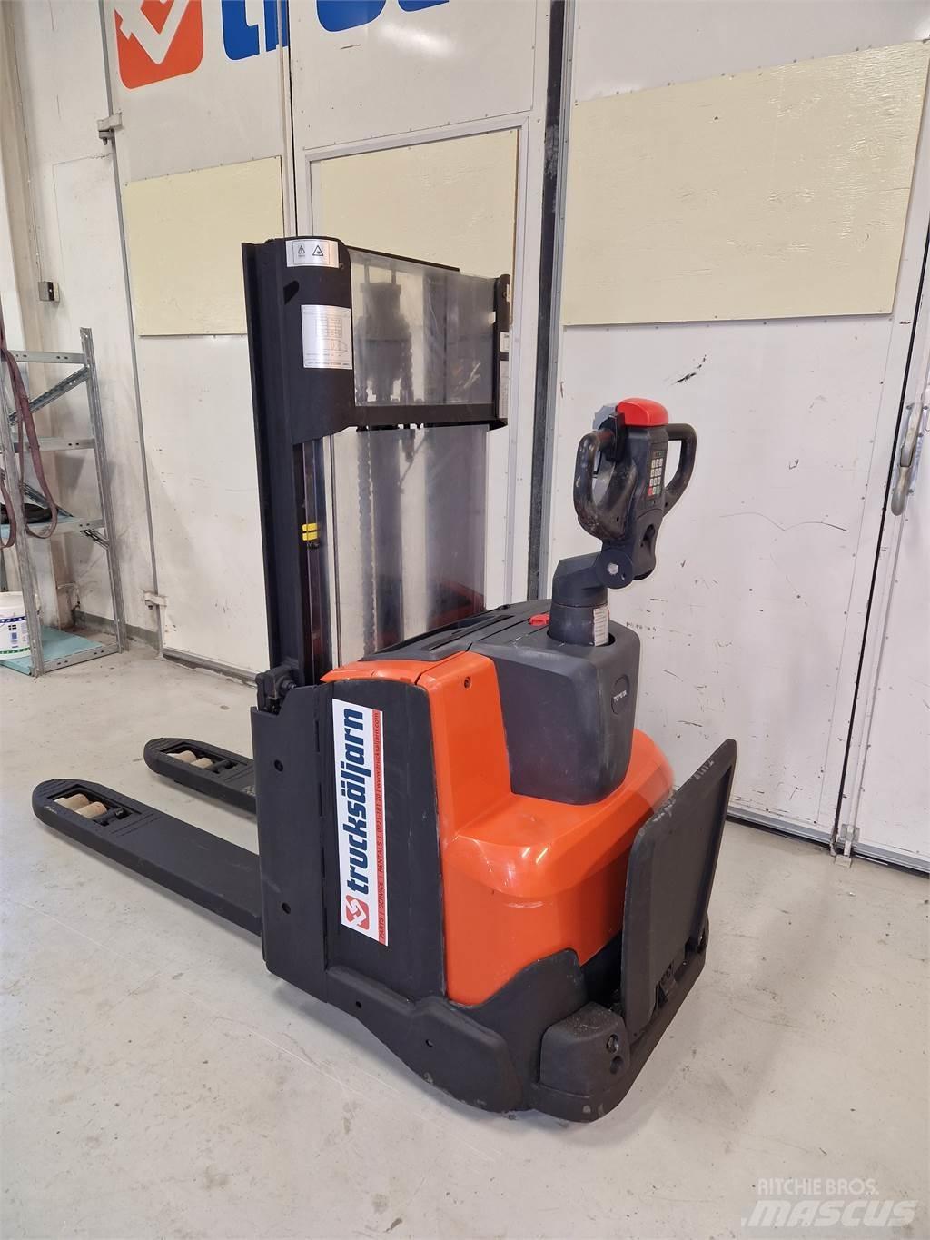 Toyota SWE200D Lavansiirtotrukit ajotasolla