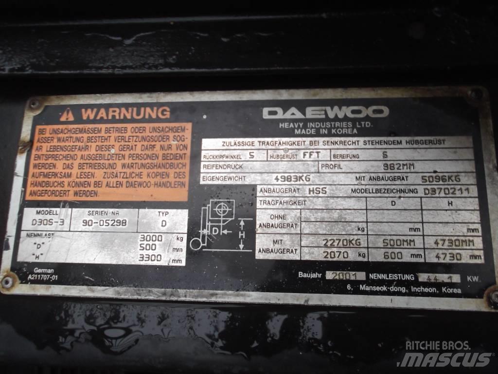 Daewoo D30S3 V-2372 Dieseltrukit