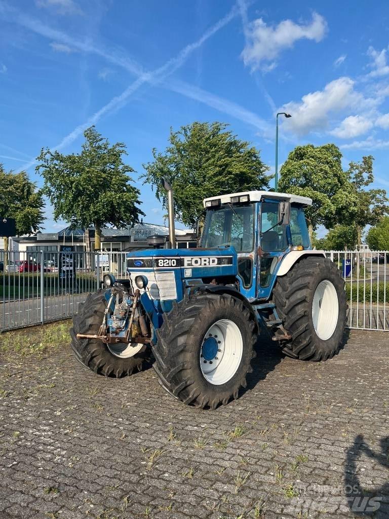 Ford 8210 III Traktorit