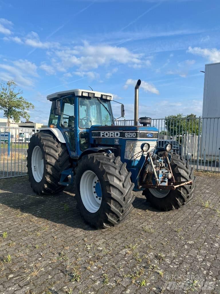 Ford 8210 III Traktorit