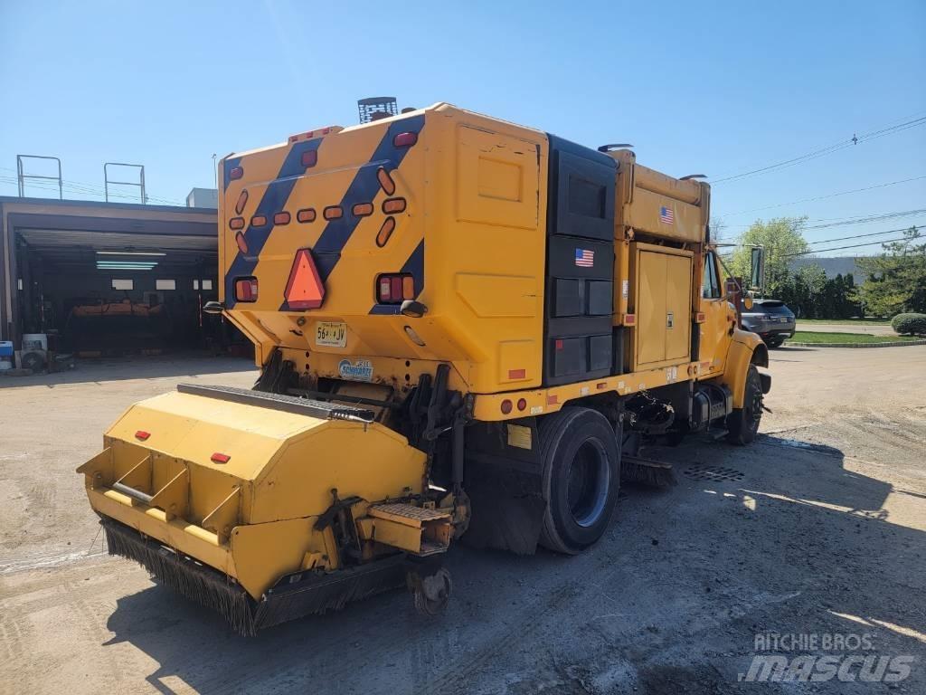 International 4700 Lakaisuautot
