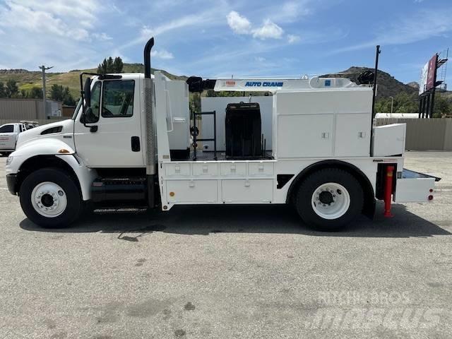 International 4300 Tienhoitoautot
