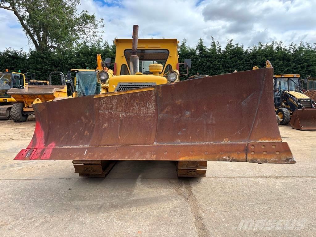 CAT D 6 D Telaketjupuskutraktorit