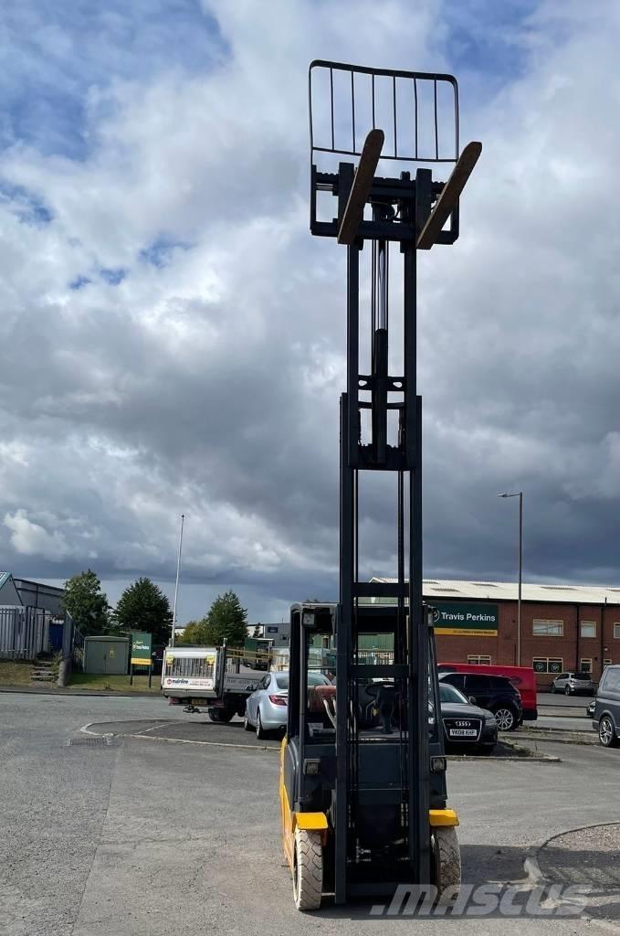 Jungheinrich TFG 320 Nestekaasutrukit
