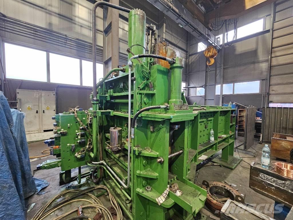  Henschel 30 x 30 Teollisuuden paalaimet