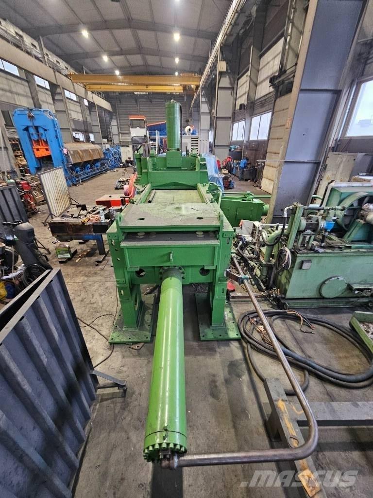  Henschel 30 x 30 Teollisuuden paalaimet