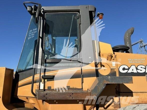 CASE 821C Pyöräkuormaajat