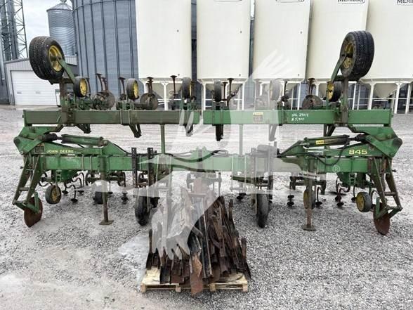 John Deere 845 Riviväliharat