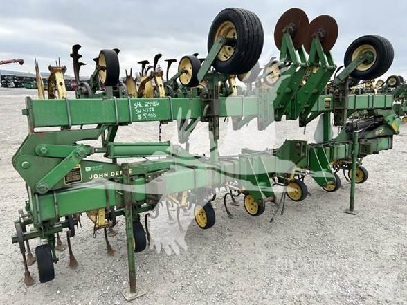 John Deere 845 Riviväliharat