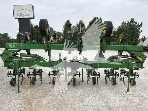 John Deere 845 Riviväliharat