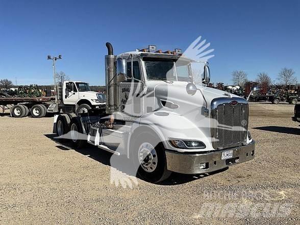 Peterbilt 384 Vetopöytäautot