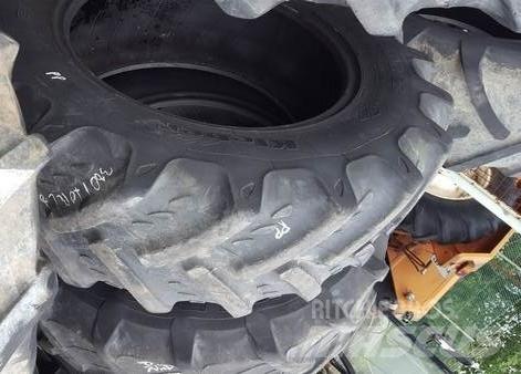  Pneu 13.6R28 Renkaat ja vanteet
