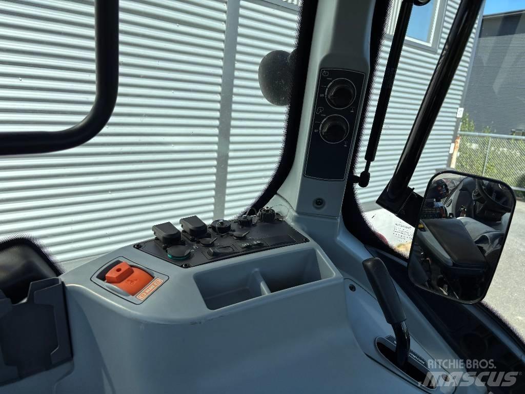 Valtra T 215 Versu Traktorit