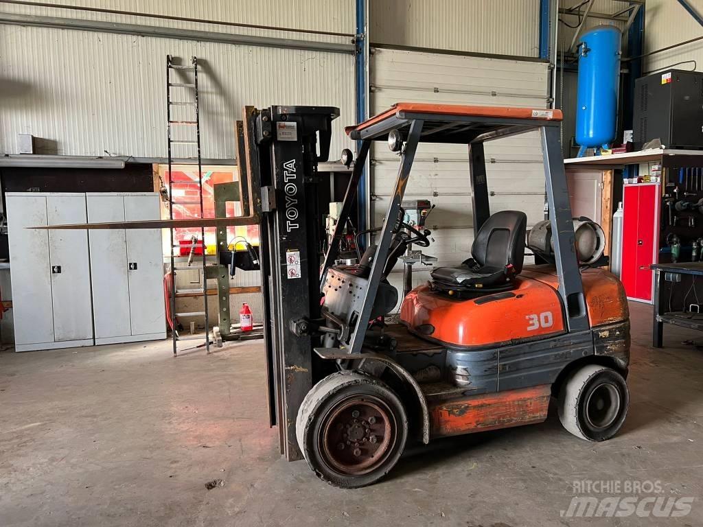 Toyota 02-6 FG F 30 Nestekaasutrukit