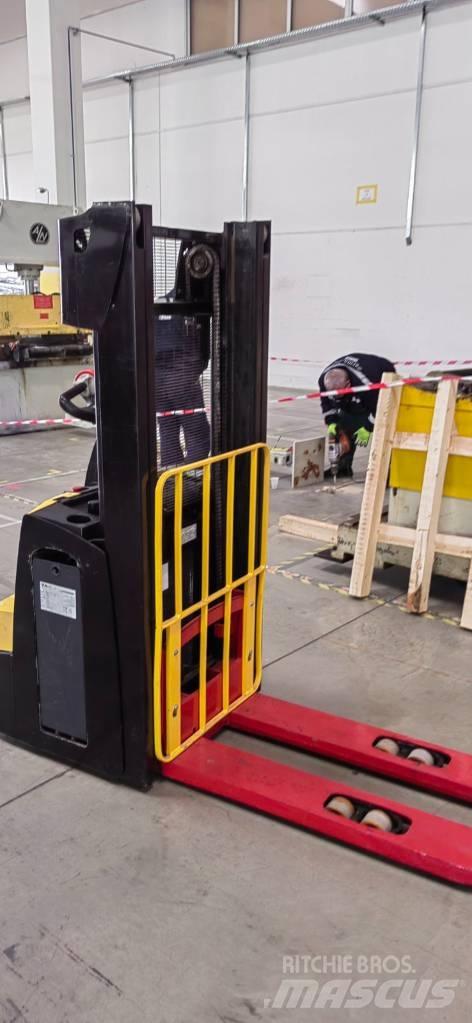Hyster S 1.2 Käyden ajettavat pinoamistrukit