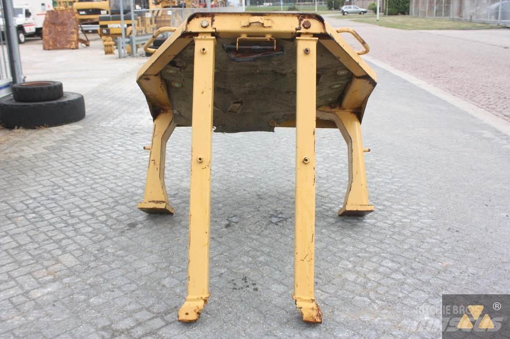 CAT D8N O-rops cab Ohjaamot ja sisustat