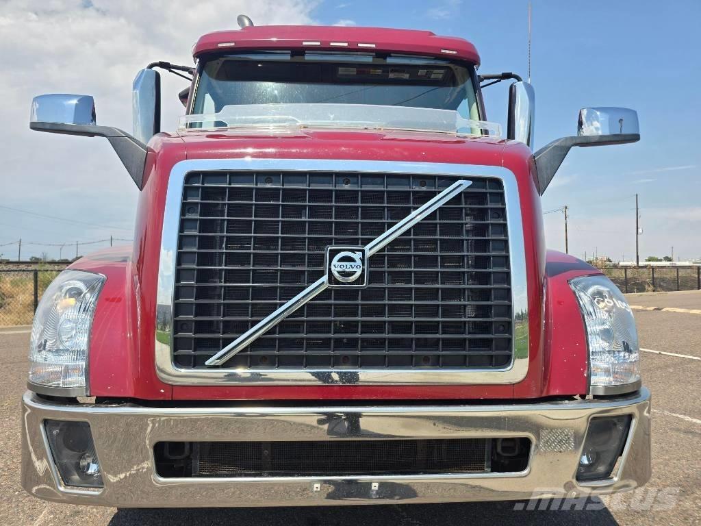 Volvo VNL 42 T300 Vetopöytäautot