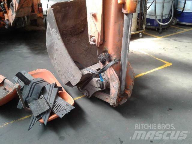 Hitachi FB200 Traktorit