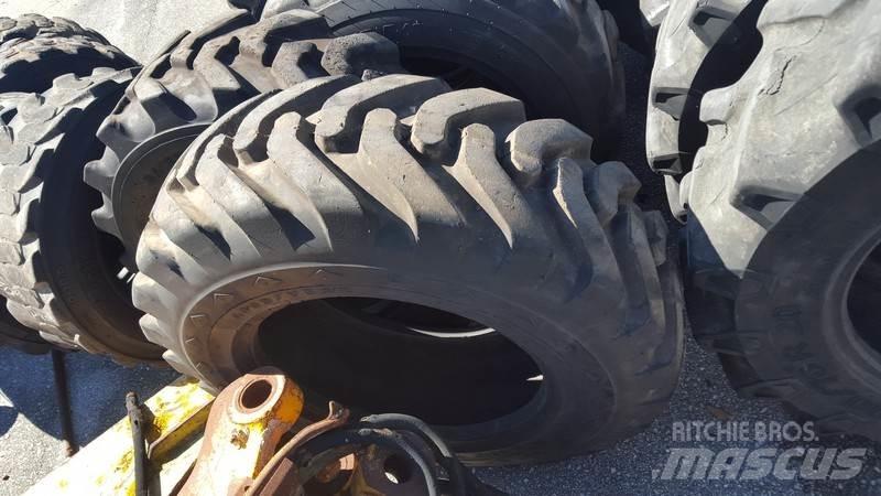  Pneu 10.5/80-18 Renkaat ja vanteet