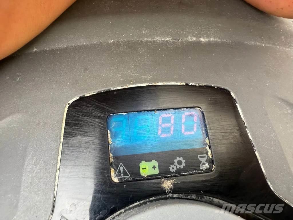 Toyota SWE200D Käyden ajettavat pinoamistrukit