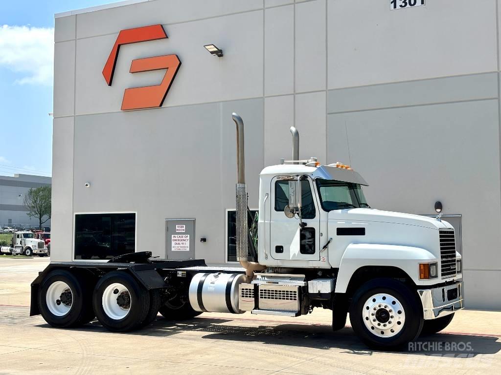 Mack Pinnacle 64T Vetopöytäautot