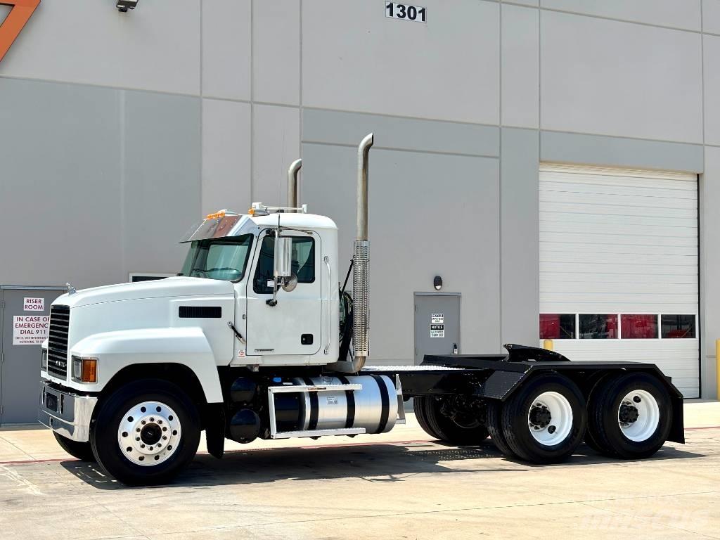 Mack Pinnacle 64T Vetopöytäautot