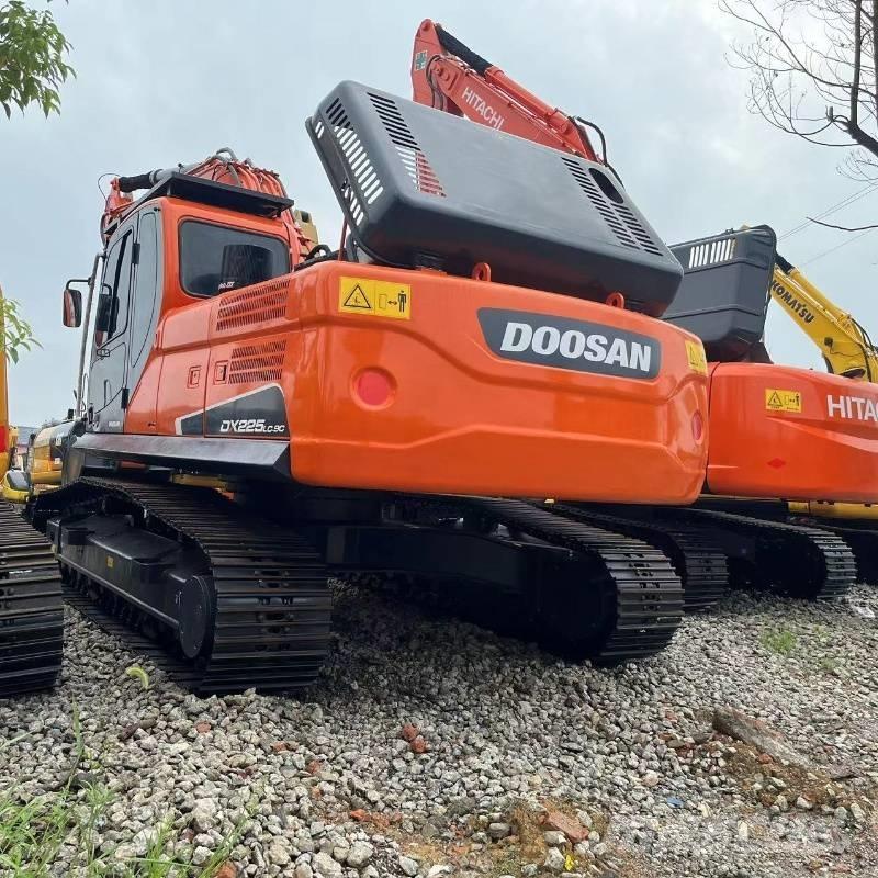 Doosan DX 225 Telakaivukoneet