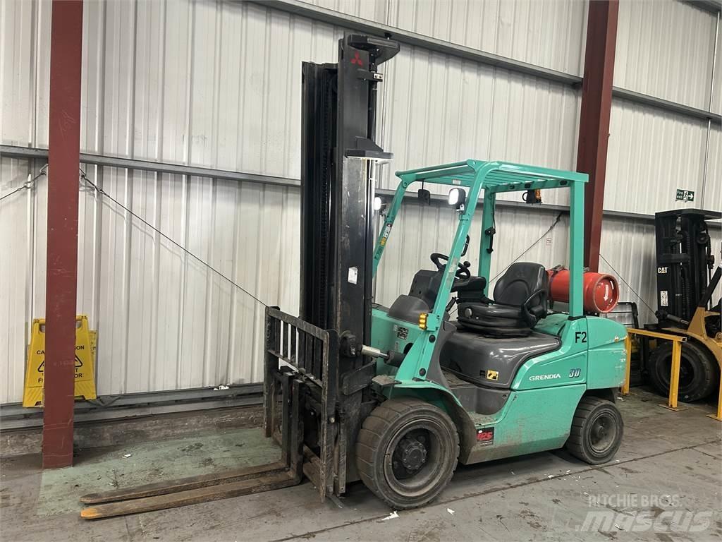 Mitsubishi FG30NT Nestekaasutrukit