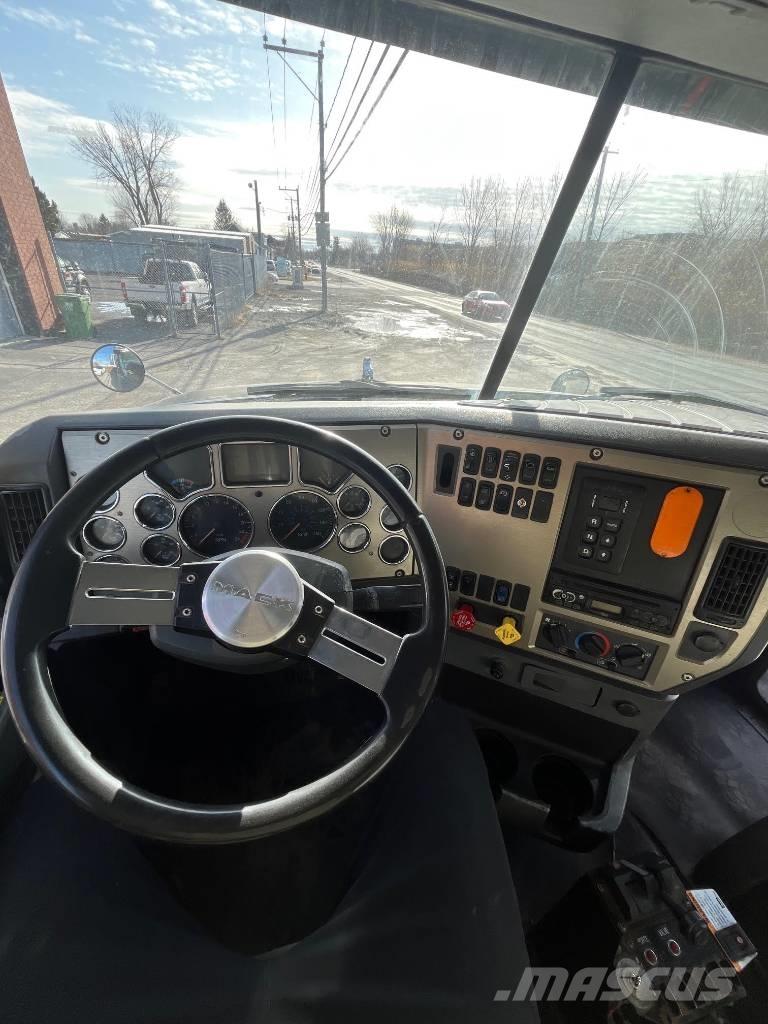 Mack GU813 Sora- ja kippiautot