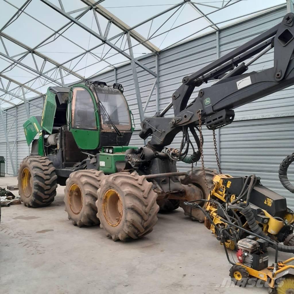 John Deere 1270 E Harvesterit