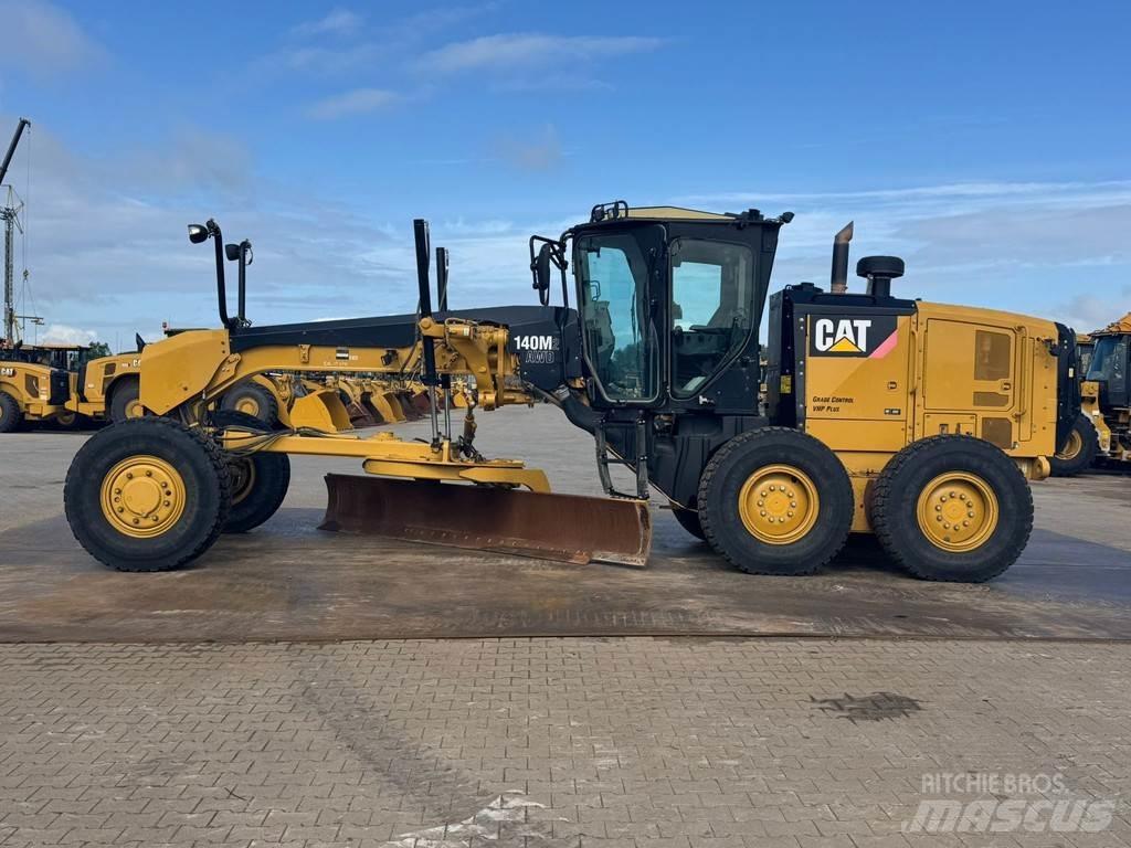 CAT 140M2 AWD Tiehöylät
