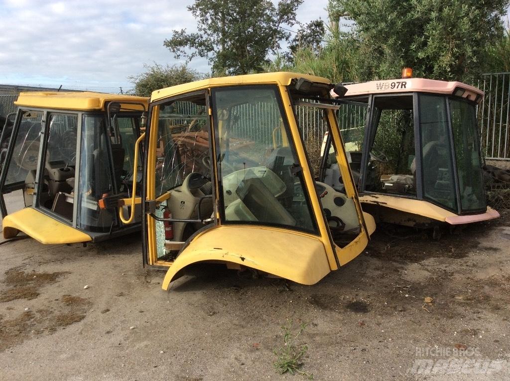 Komatsu WB 97 R Ohjaamo ja sisusta