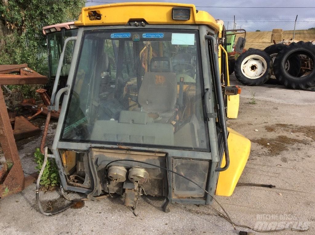 Komatsu WB 97 R Ohjaamo ja sisusta