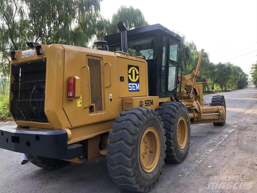 SEM 922F grader Tiehöylät
