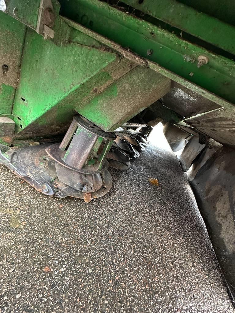 John Deere 830 Niittomurskaimet