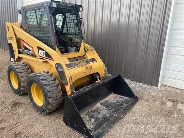 CAT 236 Liukuohjatut kuormaajat