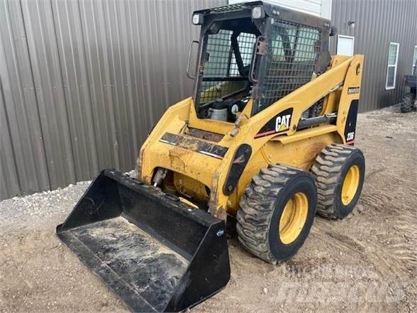 CAT 236 Liukuohjatut kuormaajat